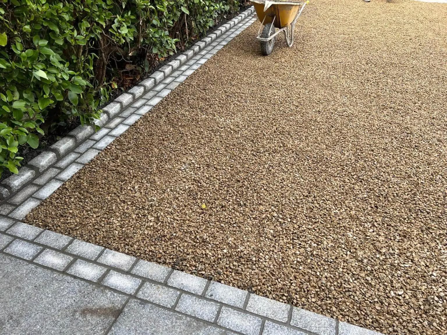 Close resin finish with stone border